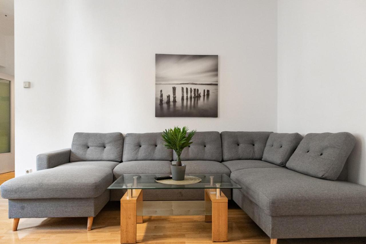 Welcoming 3Br Budget Apt. Well Connected Viena Exterior foto